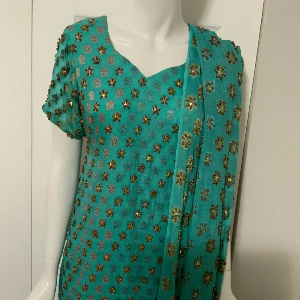 Dresses - Picture 1 of 3